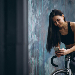 fit-woman-using-phone